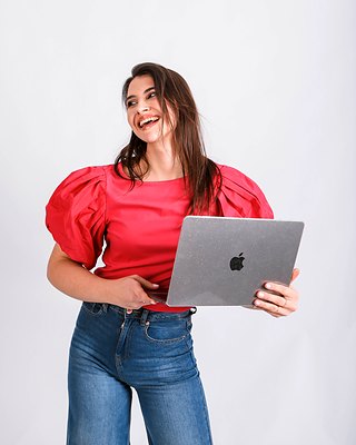 Julia Nowicka montuje rolki w ramach obsługi social media dla klienta