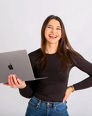 Julia Nowicka z laptopem przygotowuje audyt profilu do mentoringu