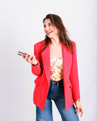 Julia Nowicka z telefonem pokazuje przykłady rolek na szkoleniu